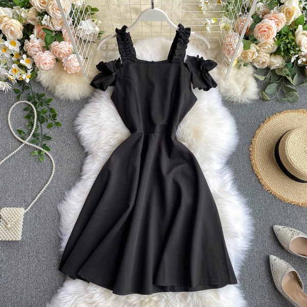 Черна дамска рокля с презрамки и къдри 