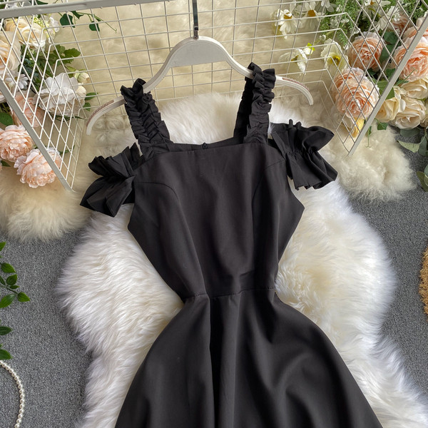 Черна дамска рокля с презрамки и къдри 