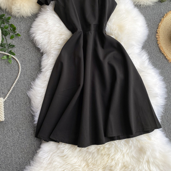 Черна дамска рокля с презрамки и къдри 