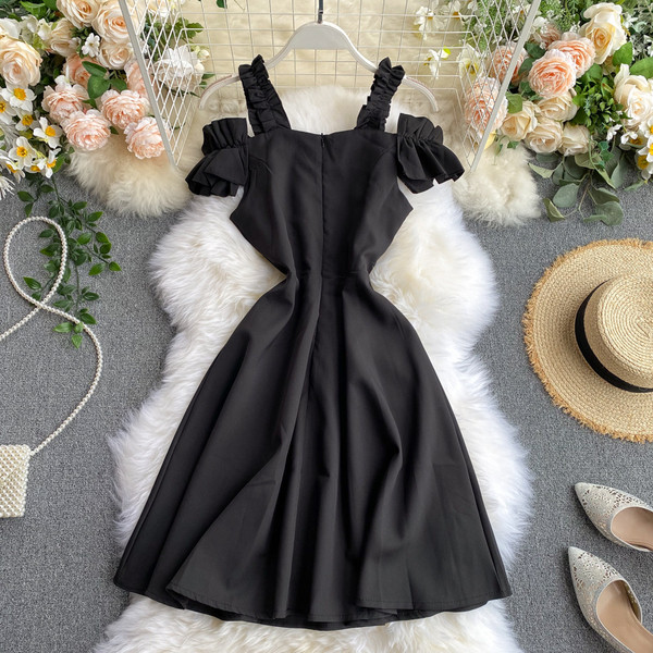 Черна дамска рокля с презрамки и къдри 