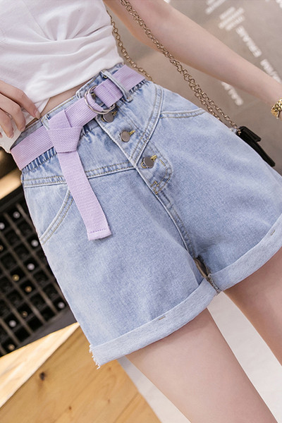 Modern női rövid farmer magas derékkal, kék övvel