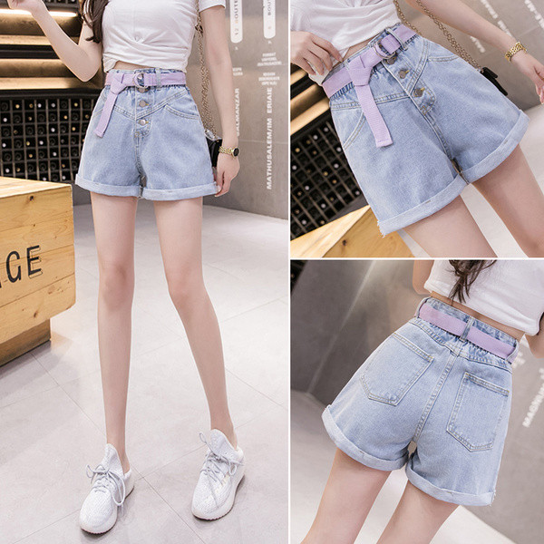 Modern női rövid farmer magas derékkal, kék övvel