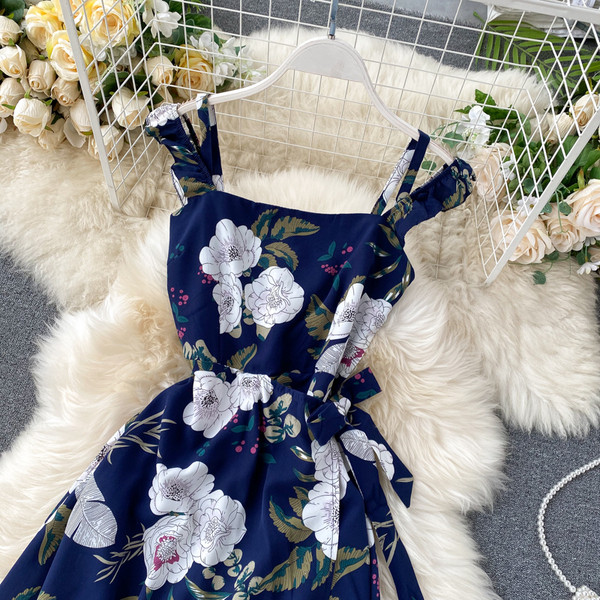 Virágmintás, szögletes dekoltázsú női ruha