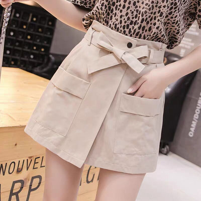 Μοντέρνα γυναικεία σορτς με τσέπες και ψηλή μέση