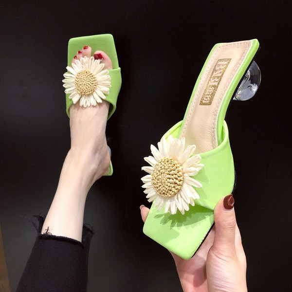 Stílusos női papucs 4 cm vékony sarokkal és 3D virággal