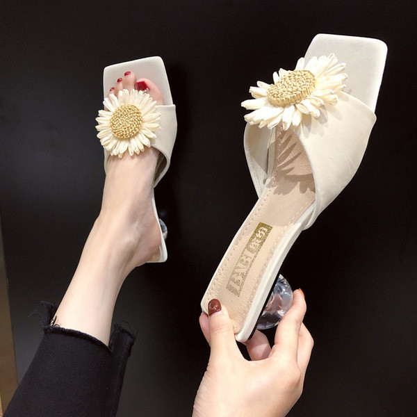 Stílusos női papucs 4 cm vékony sarokkal és 3D virággal