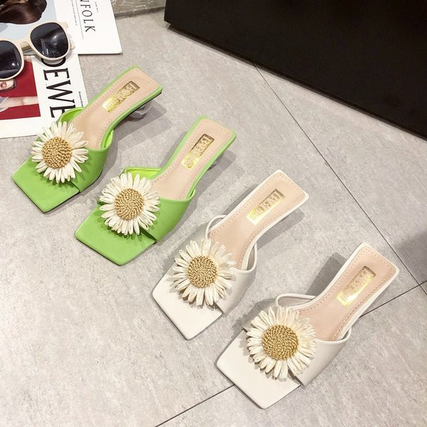 Stílusos női papucs 4 cm vékony sarokkal és 3D virággal