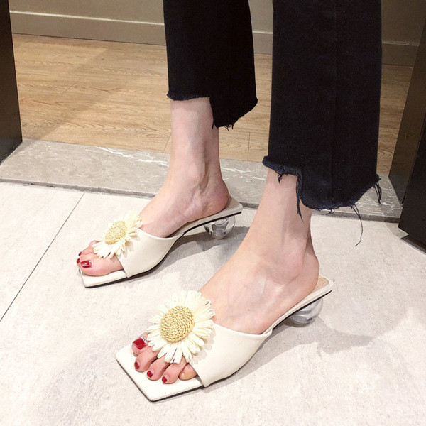 Stílusos női papucs 4 cm vékony sarokkal és 3D virággal