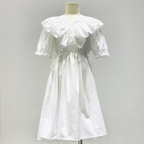 Μοντέρνο γυναικείο φόρεμα με κοντά μανίκια και  ντεκολτέ