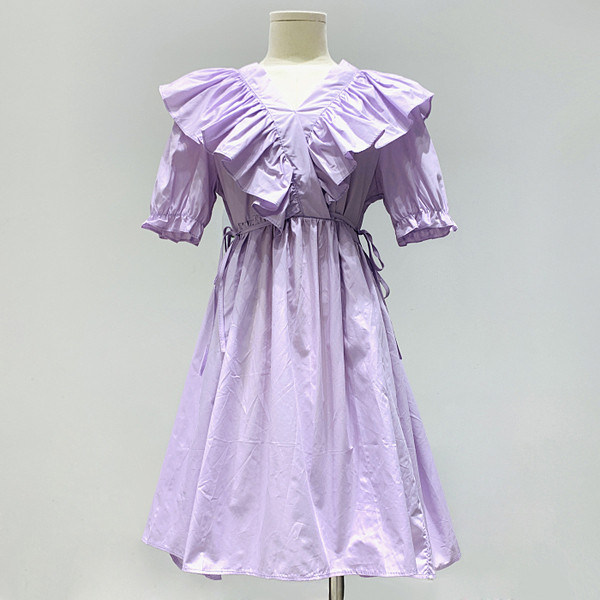 Μοντέρνο γυναικείο φόρεμα με κοντά μανίκια και  ντεκολτέ