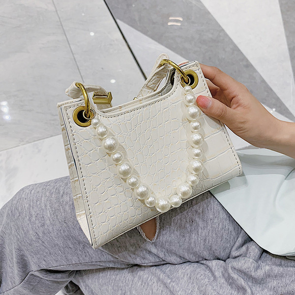 Σύγχρονη γυναικεία τσάντα από οικολογικό δέρμα με πέρλες