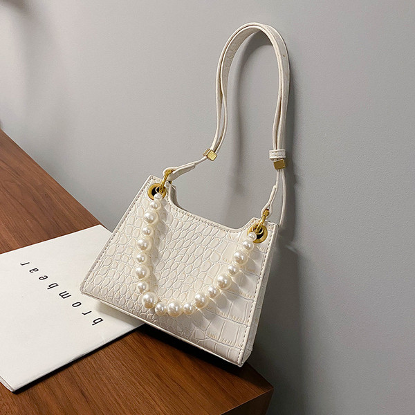 Σύγχρονη γυναικεία τσάντα από οικολογικό δέρμα με πέρλες