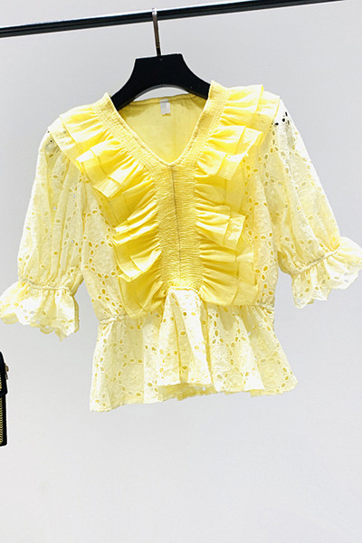 Női csipkeblúz spitz nyakkivágással és 3/4-es lótusz ujjakkal