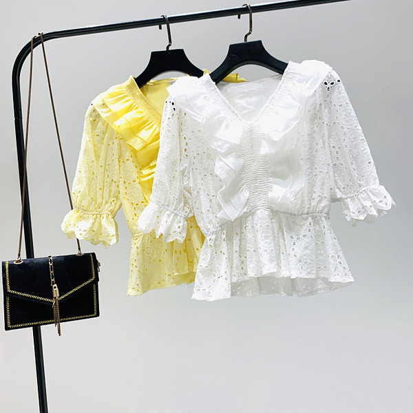 Női csipkeblúz spitz nyakkivágással és 3/4-es lótusz ujjakkal