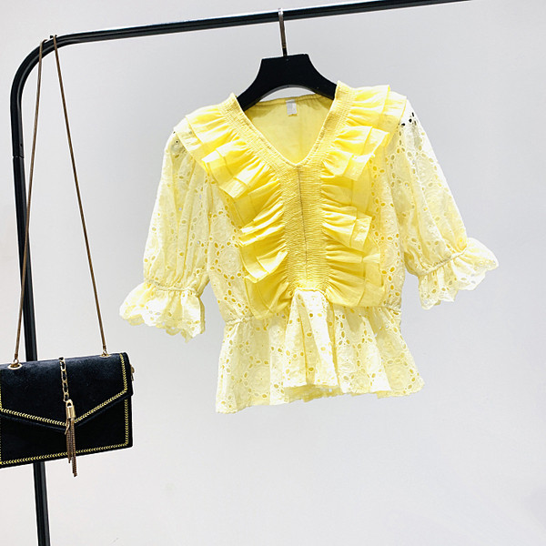 Női csipkeblúz spitz nyakkivágással és 3/4-es lótusz ujjakkal