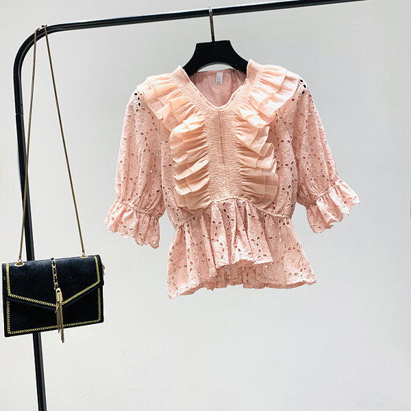 Női csipkeblúz spitz nyakkivágással és 3/4-es lótusz ujjakkal