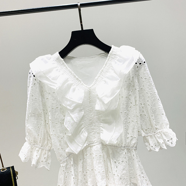 Női csipkeblúz spitz nyakkivágással és 3/4-es lótusz ujjakkal
