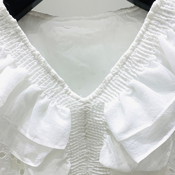 Női csipkeblúz spitz nyakkivágással és 3/4-es lótusz ujjakkal