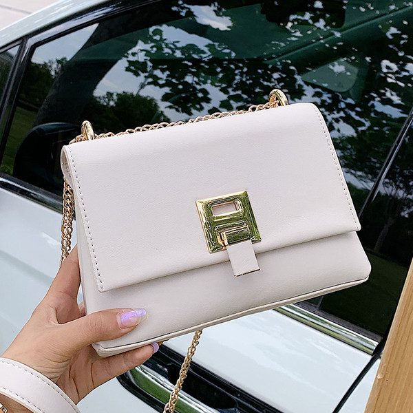 Σύγχρονη γυναικεία τσάντα από οικολογικό δέρμα με μεταλλική στερέωση