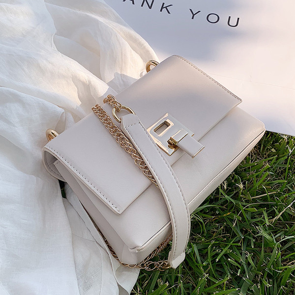 Σύγχρονη γυναικεία τσάντα από οικολογικό δέρμα με μεταλλική στερέωση