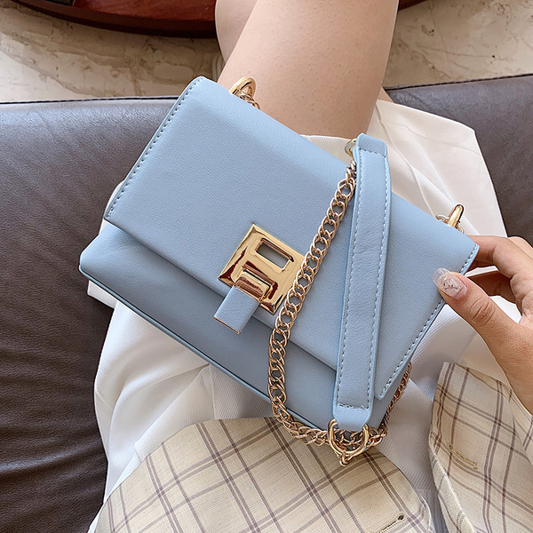 Σύγχρονη γυναικεία τσάντα από οικολογικό δέρμα με μεταλλική στερέωση