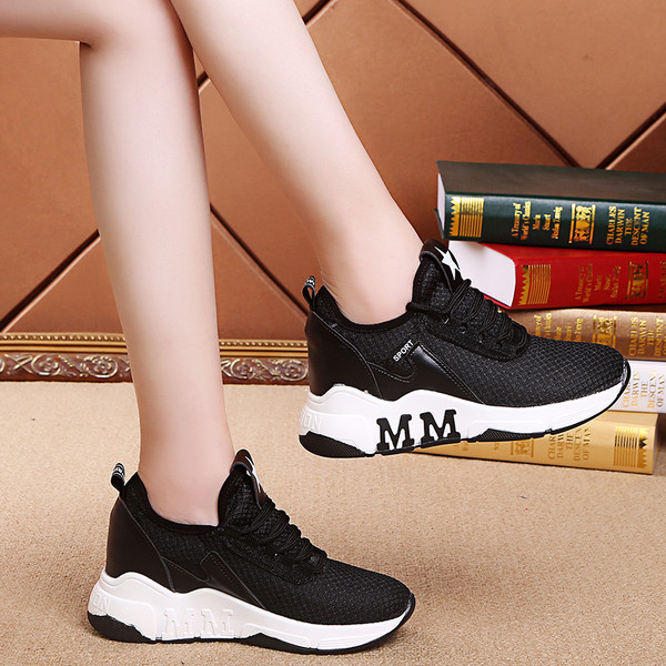 Casual γυναικεία αθλητικά παπούτσια με χοντρά πέλματα, κορδόνια και επιγραφή