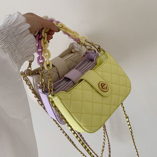 Γυναικεία τσάντα με μακριά μεταλλική αλυσίδα