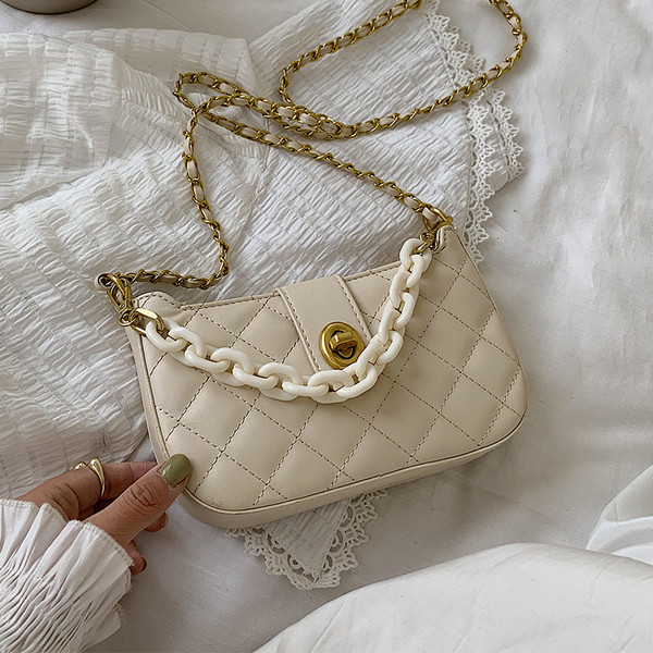 Γυναικεία τσάντα με μακριά μεταλλική αλυσίδα