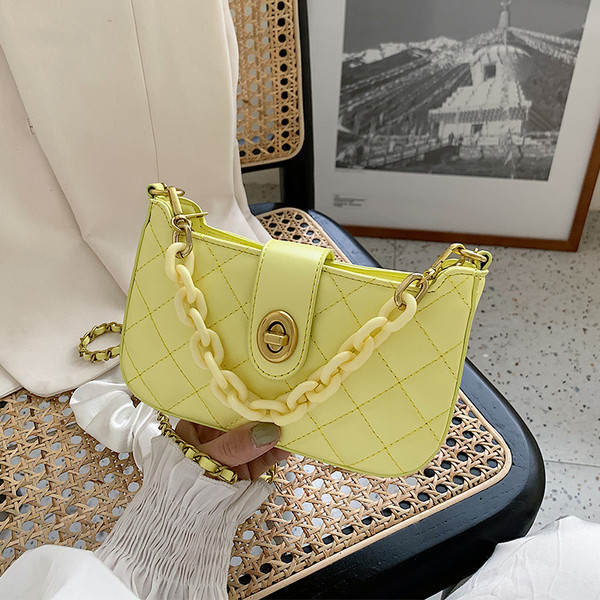 Γυναικεία τσάντα με μακριά μεταλλική αλυσίδα