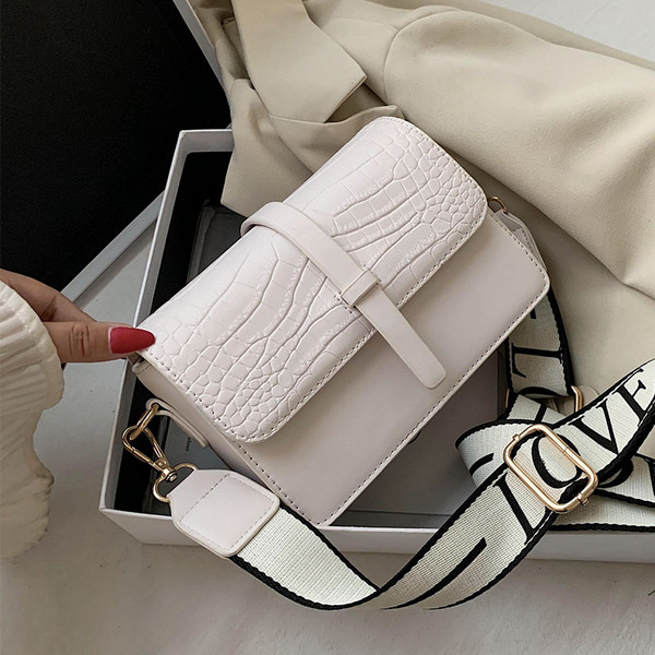 Modern női táska hosszú textil fogantyúval és fém csattal