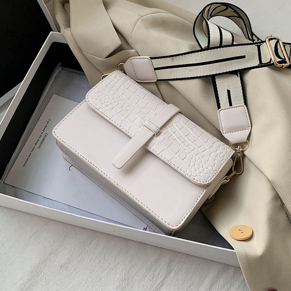 Modern női táska hosszú textil fogantyúval és fém csattal