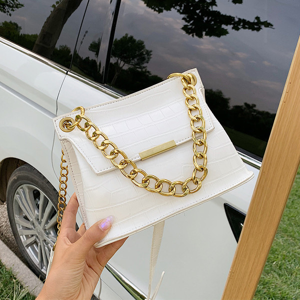 Σύγχρονη γυναικεία τσάντα από οικολογικό δέρμα με μεταλλική αλυσίδα