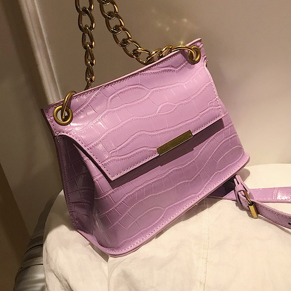 Σύγχρονη γυναικεία τσάντα από οικολογικό δέρμα με μεταλλική αλυσίδα