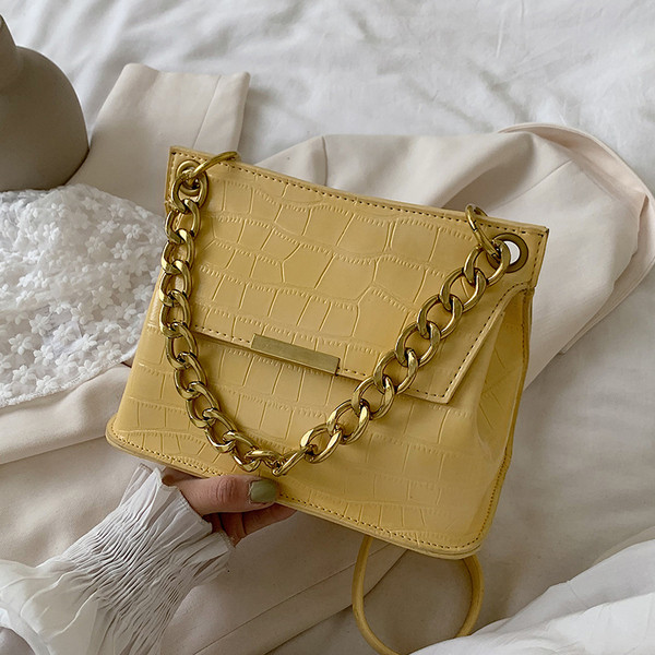 Σύγχρονη γυναικεία τσάντα από οικολογικό δέρμα με μεταλλική αλυσίδα