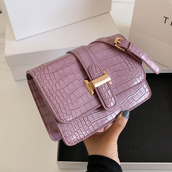 Γυναικεία έκο δερμάτινη τσάντα με μακριά μεταλλική αλυσίδα