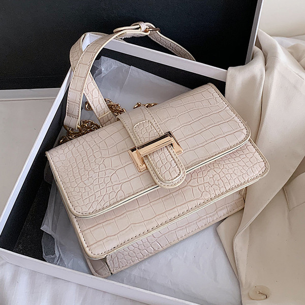 Γυναικεία έκο δερμάτινη τσάντα με μακριά μεταλλική αλυσίδα