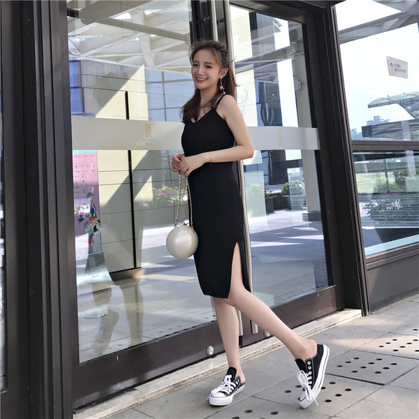 Ежедневна  дамска къса рокля с тънки презрамки и цепка 