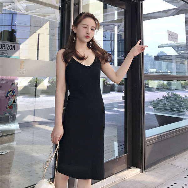 Ежедневна  дамска къса рокля с тънки презрамки и цепка 