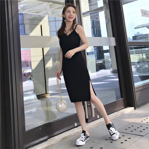 Ежедневна  дамска къса рокля с тънки презрамки и цепка 