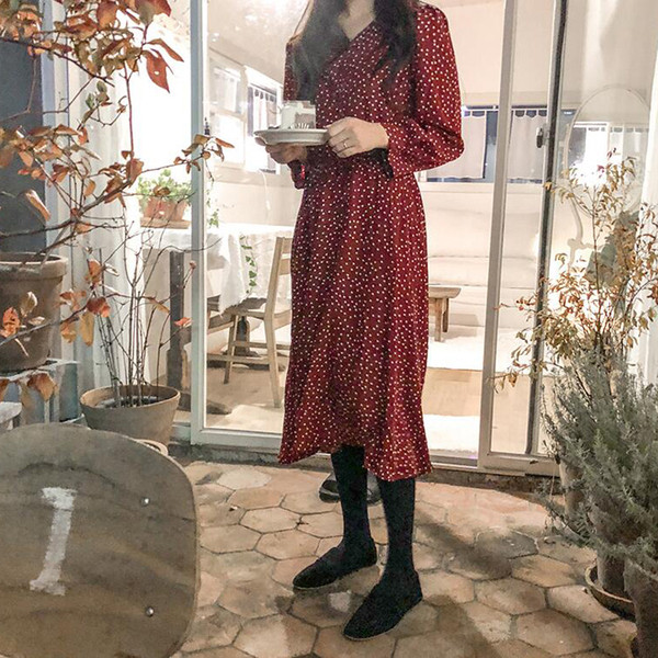 Разкроен модел дамска рокля на точки в червен цвят - ретро стил