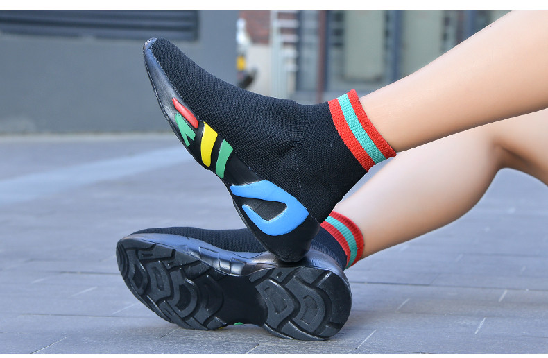 Μοντέρνα γυναικεία αθλητικά παπούτσια με πολύχρωμη σόλα - κάλτσα σε μαύρο χρώμα