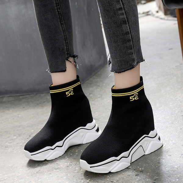 Modern női magas szárú tornacipő fekete platformmal