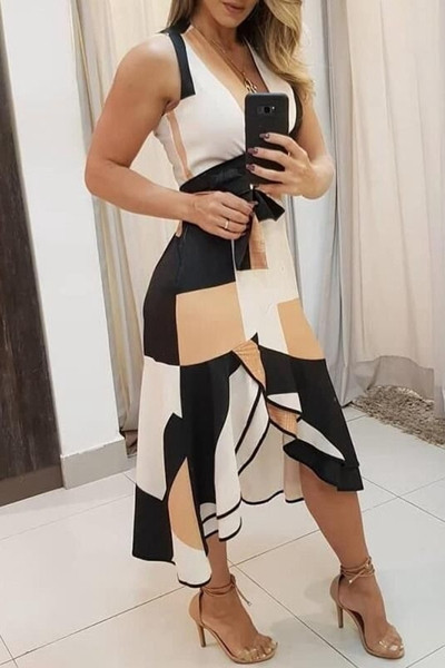 Stílusos, hosszú női ruha pántokkal és megkötővel a derekán