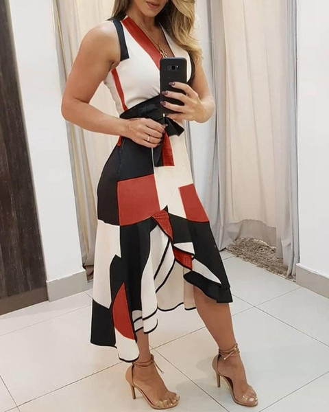 Stílusos, hosszú női ruha pántokkal és megkötővel a derekán