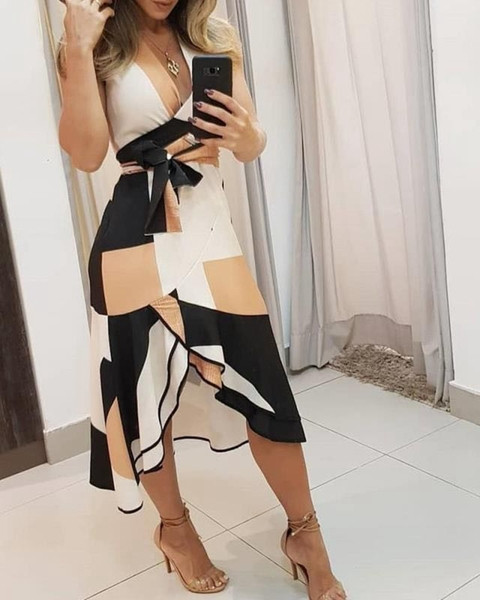 Stílusos, hosszú női ruha pántokkal és megkötővel a derekán