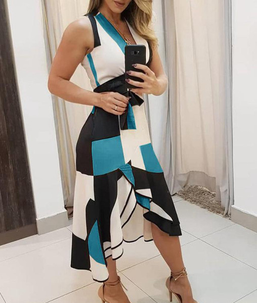 Stílusos, hosszú női ruha pántokkal és megkötővel a derekán