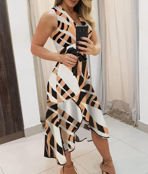 Stílusos, hosszú női ruha pántokkal és megkötővel a derekán