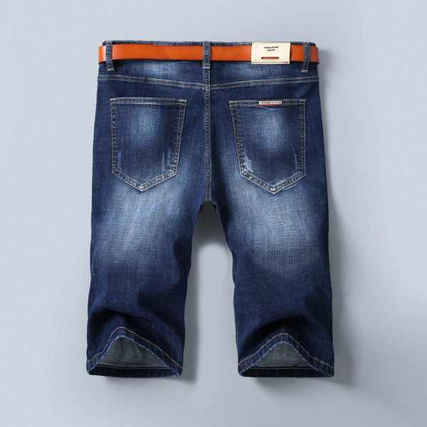 Alkalmi férfi rövid farmernadrág szakadt jobb oldali övvel