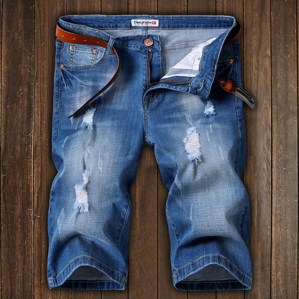 Alkalmi férfi rövid farmernadrág szakadt jobb oldali övvel