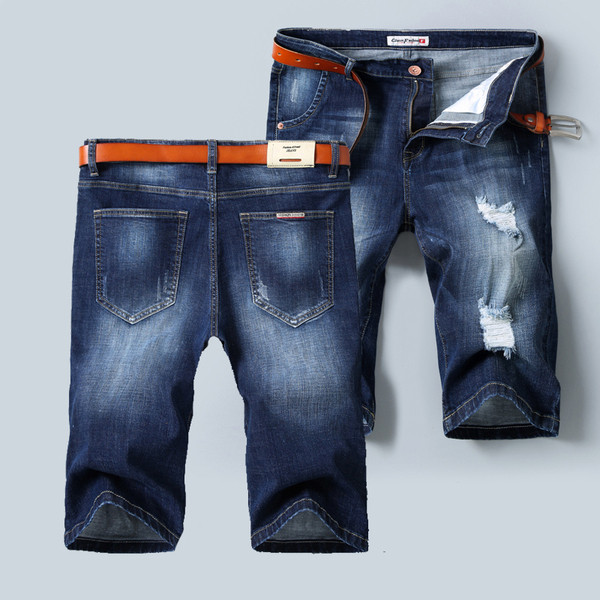 Alkalmi férfi rövid farmernadrág szakadt jobb oldali övvel